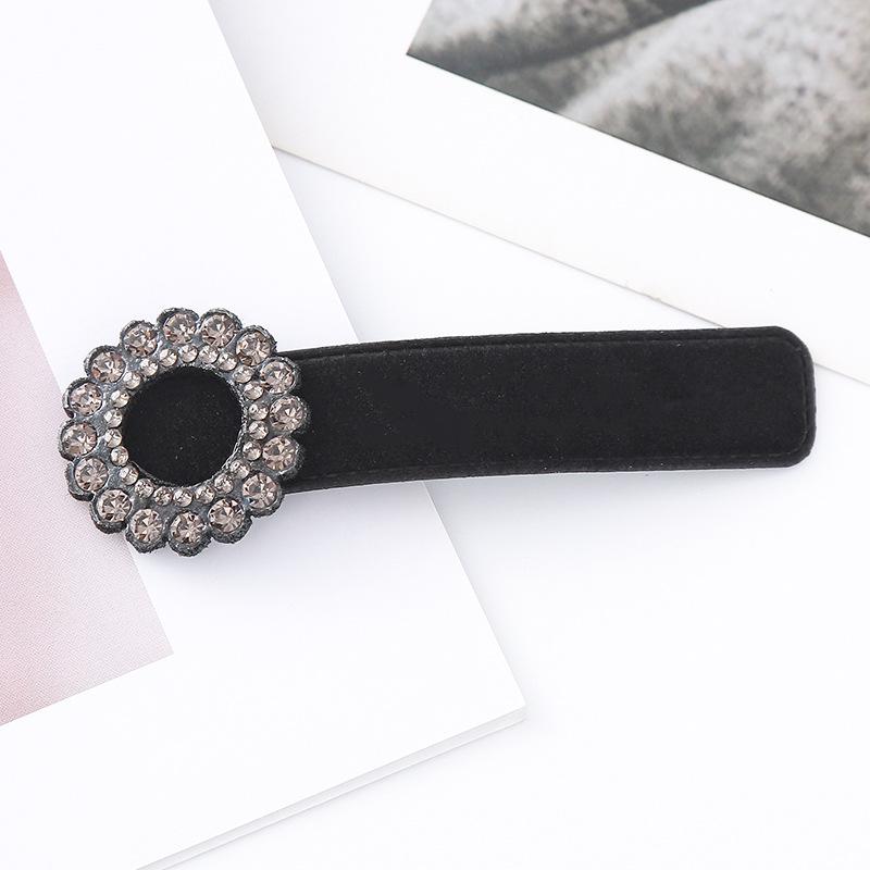 Ретро Чорна Оксамитова Шпилька-Серце з Стразовою Зіркою для Жінок - Бічний Затискач для Чубчика та Пухнастого Волосся
Ретро Чорна Оксамитова Шпилька-Серце з Стразовою Зіркою для Жінок - Бічний Затискач для Чубчика та Пухнастого Волосся
