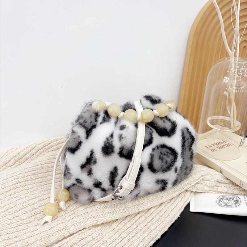 Faux Fur Tote Bag Women s Bucket Bags Plush Luxury Design Ladies Handbags Soft Winter Crossbody Shoulder Bags Bolsa Feminina sac
Faux Fur Tote Bag Women s Bucket Bags Plush Luxury Design Ladies Handbags Soft Winter Crossbody Shoulder Bags Bolsa Feminina sac