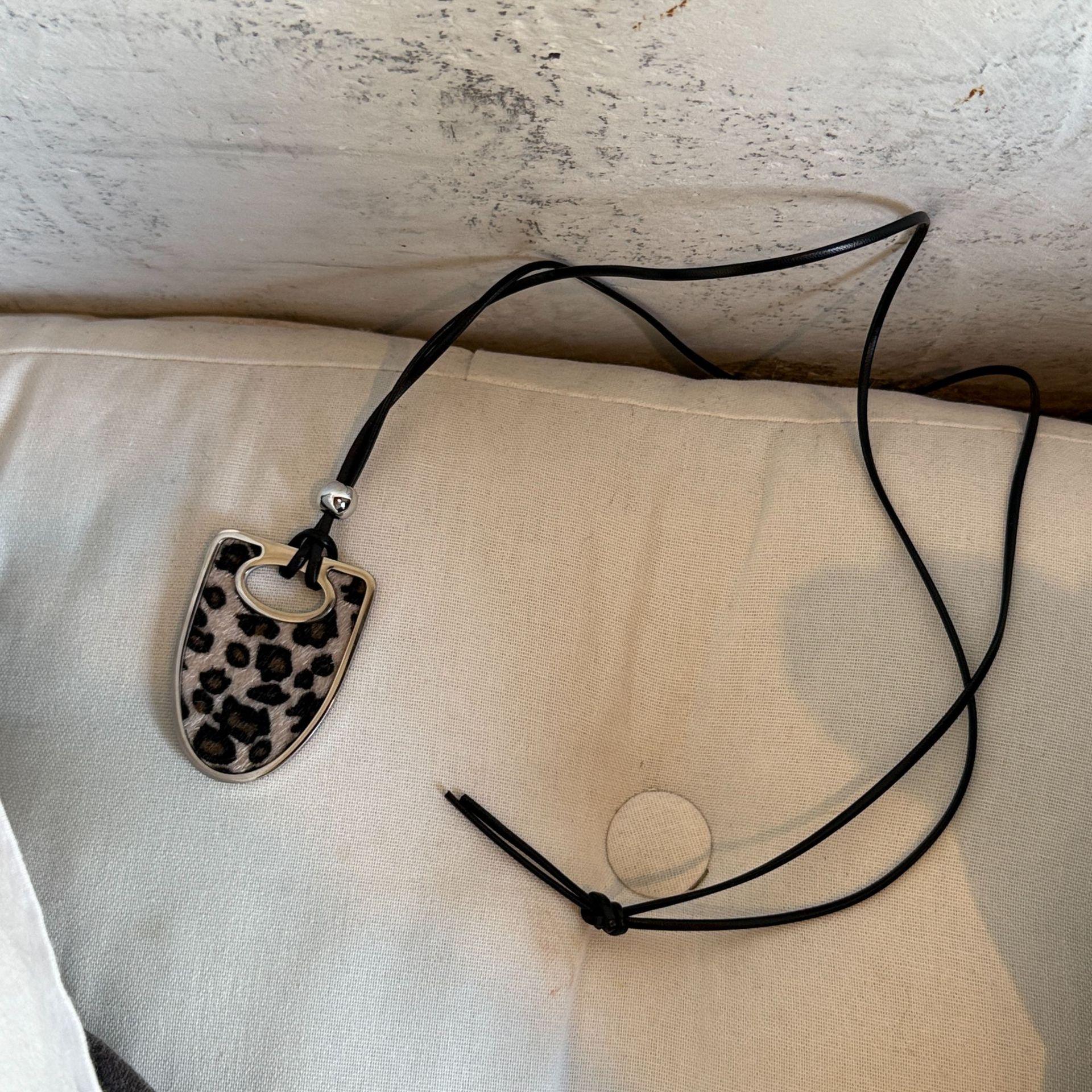 Elegant Fashion Leopard Print Resin Geometric Design Sweater Chain Long Versatile Black Rope Necklace
Elegant Fashion Leopard Print Resin Geometric Design Sweater Chain Long Versatile Black Rope Necklace
