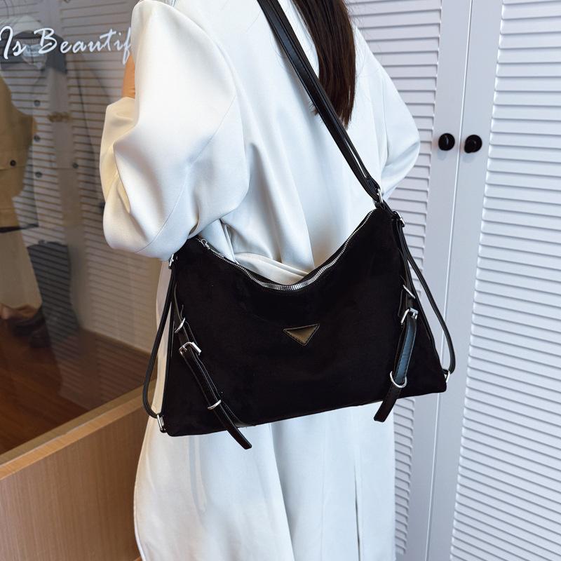 Bag women s autumn and winter new fashion armpit bag niche texture large capacity shoulder double shoulder tote bag чёрный
Bag women s autumn and winter new fashion armpit bag niche texture large capacity shoulder double shoulder tote bag чёрный