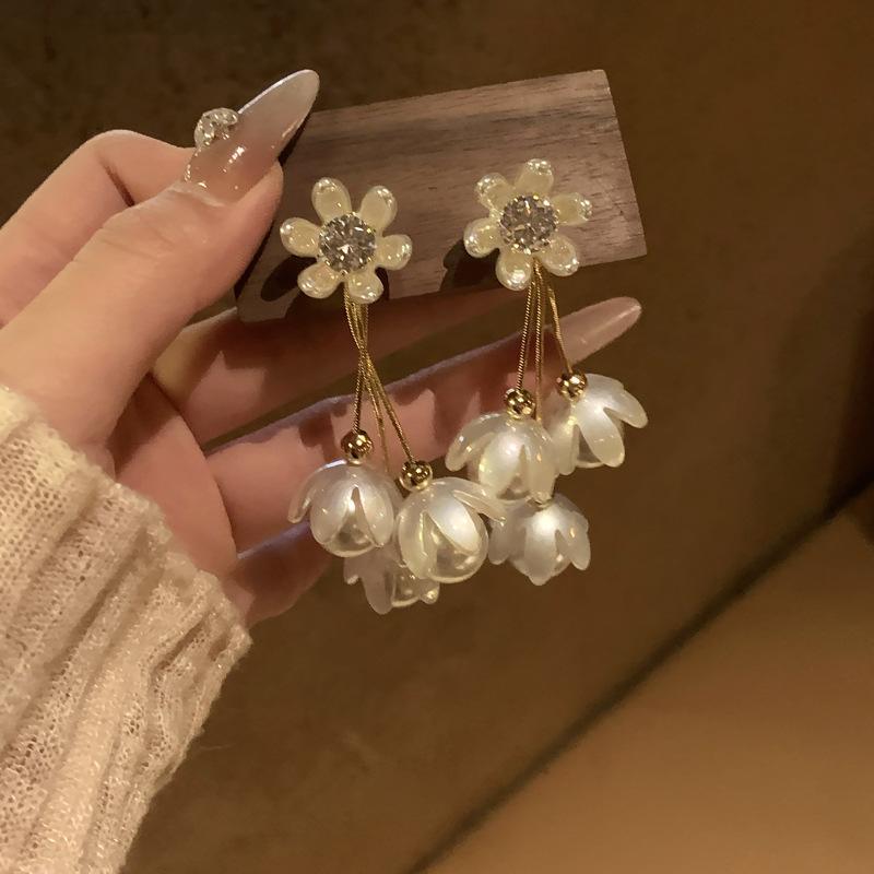 Zircon Acrylic Flower Pearl Earrings Fashion Stud Earrings Premium Versatile Earrings
Zircon Acrylic Flower Pearl Earrings Fashion Stud Earrings Premium Versatile Earrings