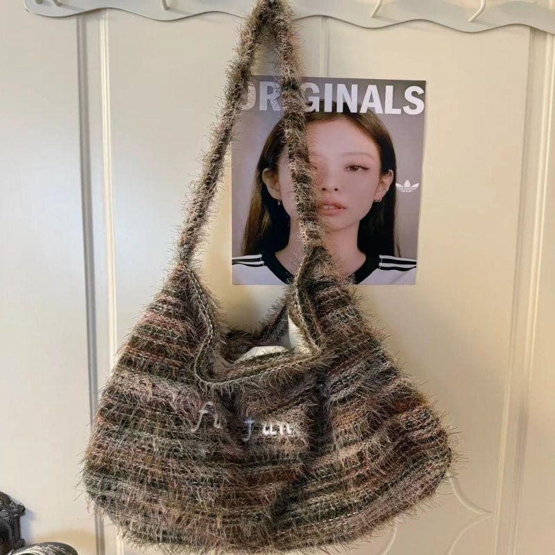 Korean lazy style scribbled plush tote bag women s 2025 new autumn and winter large-capacity commuting shoulder messenger bag
Korean lazy style scribbled plush tote bag women s 2025 new autumn and winter large-capacity commuting shoulder messenger bag