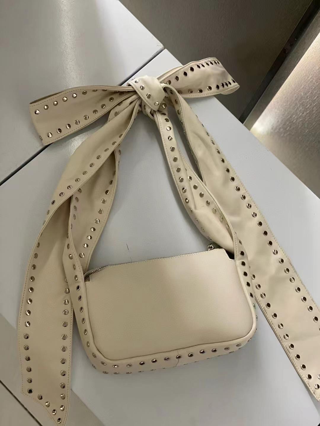 Designer Women Shoulder Bag, Pu Leather Rivet Crossbody Bag, Y2K Cool Handbag with Bow, Quality Small Size Handbag 24x7x16cm бежевий
Designer Women Shoulder Bag, Pu Leather Rivet Crossbody Bag, Y2K Cool Handbag with Bow, Quality Small Size Handbag 24x7x16cm бежевий