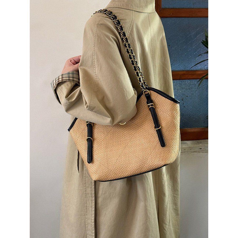 Holiday-style Tote Bag - A Unique and Versatile Backpack Suitable for Both Casual and Professional Wear on The Go. хакі/чорний
Holiday-style Tote Bag - A Unique and Versatile Backpack Suitable for Both Casual and Professional Wear on The Go. хакі/чорний