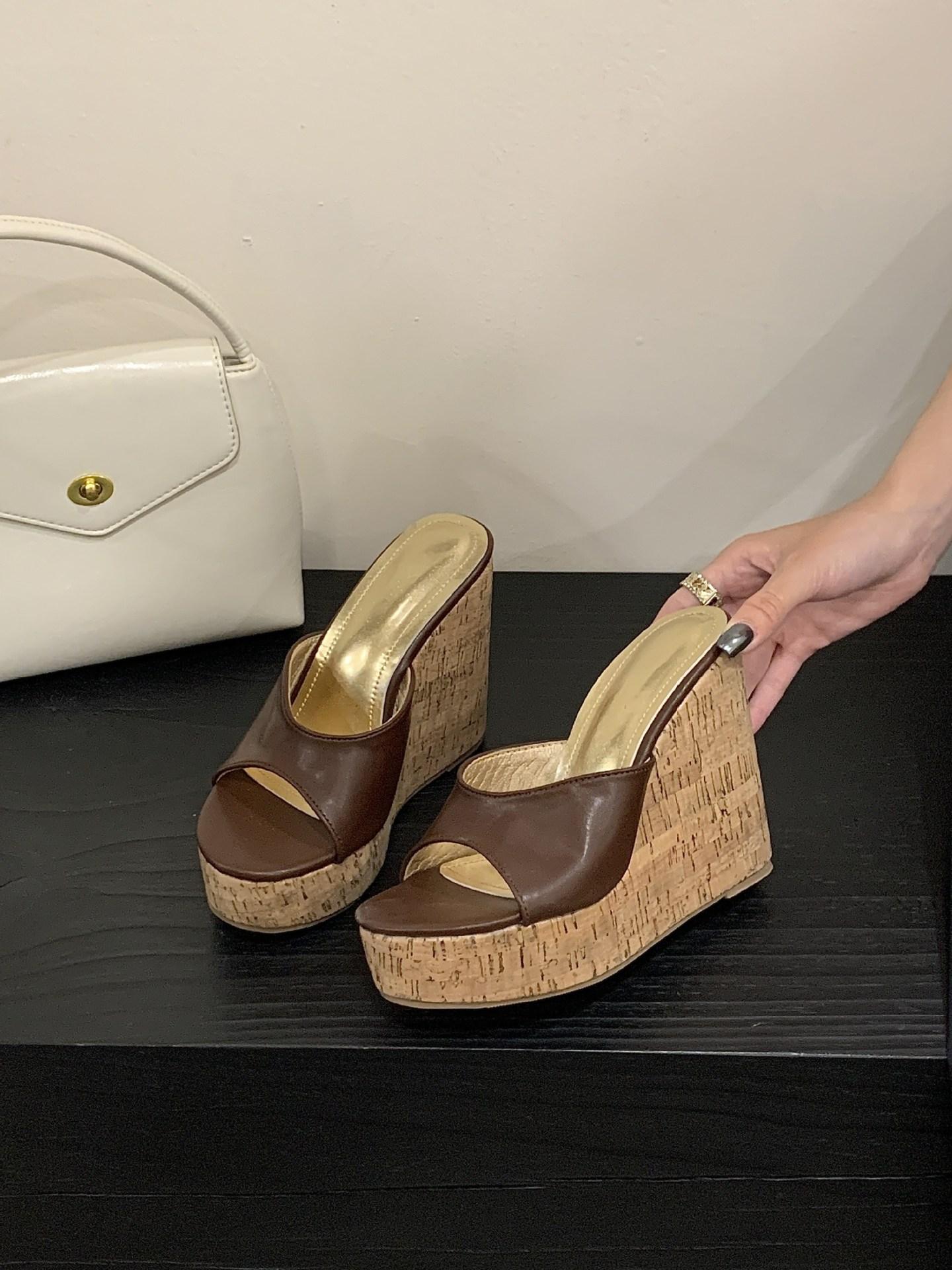 12Cm Spice Girl Millennium Style One Word with Slope Heel Cool Slippers Vintage Versatile Muffin Wood Grain Bottom Open-toed High Heel 41 темно-коричневого кольору
12Cm Spice Girl Millennium Style One Word with Slope Heel Cool Slippers Vintage Versatile Muffin Wood Grain Bottom Open-toed High Heel 41 темно-коричневого кольору