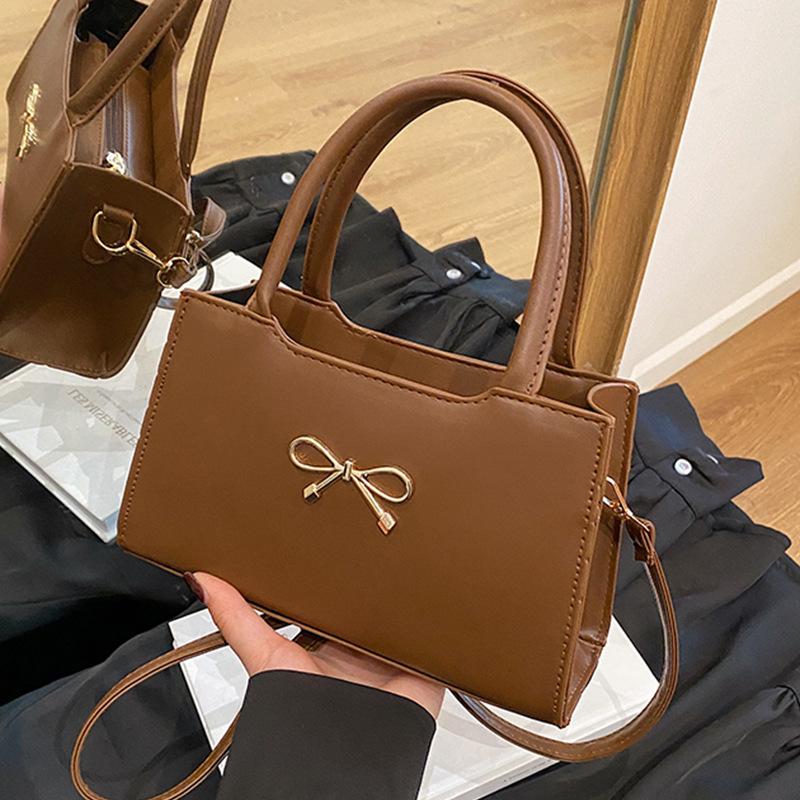 French niche design single shoulder armpit bag women s 2025 spring new trendy niche design simple single shoulder baguette bag коричневий
French niche design single shoulder armpit bag women s 2025 spring new trendy niche design simple single shoulder baguette bag коричневий