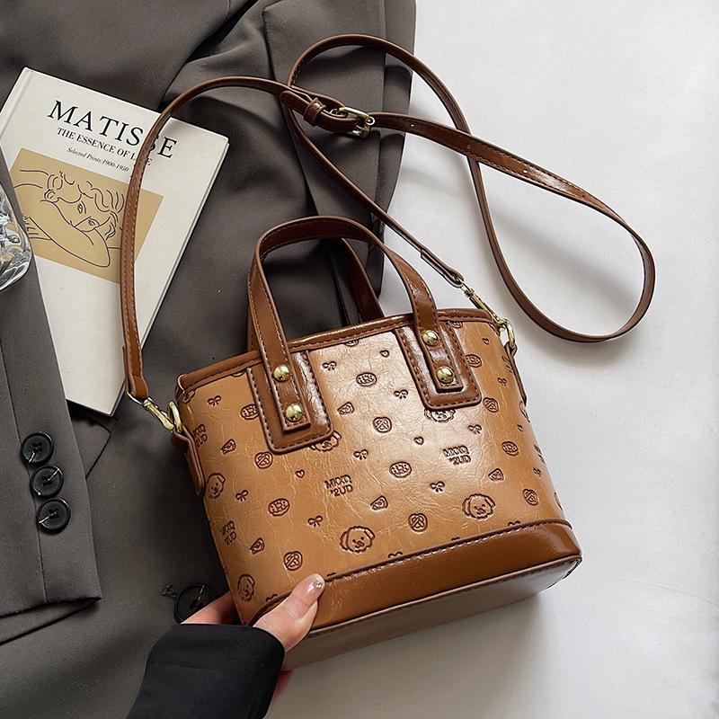 Корейская версия нового продукта, модный принт в милом стиле, портативная сумка-ведро, женская универсальная и продвинутая сумка-мессенджер для поездок на работу
Корейская версия нового продукта, модный принт в милом стиле, портативная сумка-ведро, женская универсальная и продвинутая сумка-мессенджер для поездок на работу