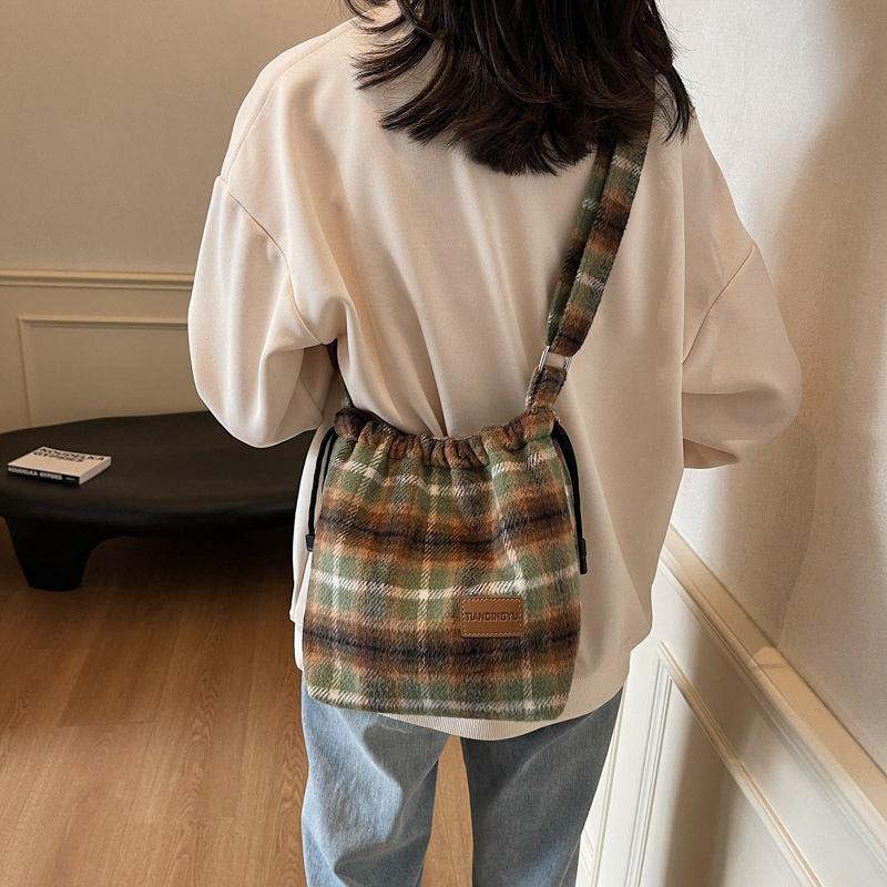 Temperament plaid bag bucket bag underarm bag 2025 winter new woolen fashion simple casual bag зелений
Temperament plaid bag bucket bag underarm bag 2025 winter new woolen fashion simple casual bag зелений