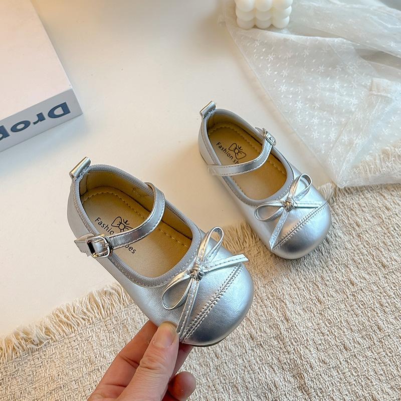 Girls Solid Color Leather Shoes2026Spring and summer new cute bow princess shoes for toddlers, children, and teenagers 23Inner Length14.1cm серебряный
Girls Solid Color Leather Shoes2026Spring and summer new cute bow princess shoes for toddlers, children, and teenagers 23Inner Length14.1cm серебряный