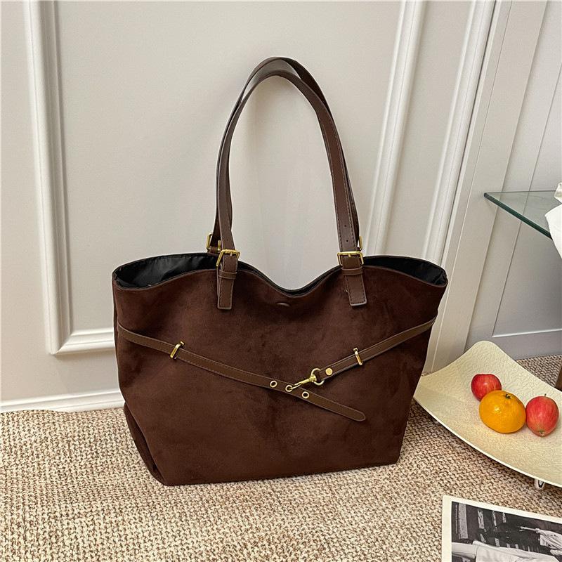 Autumn and winter retro large-capacity bag women s 2025 new simple suede tote bag fashionable commuter shoulder bag
Autumn and winter retro large-capacity bag women s 2025 new simple suede tote bag fashionable commuter shoulder bag