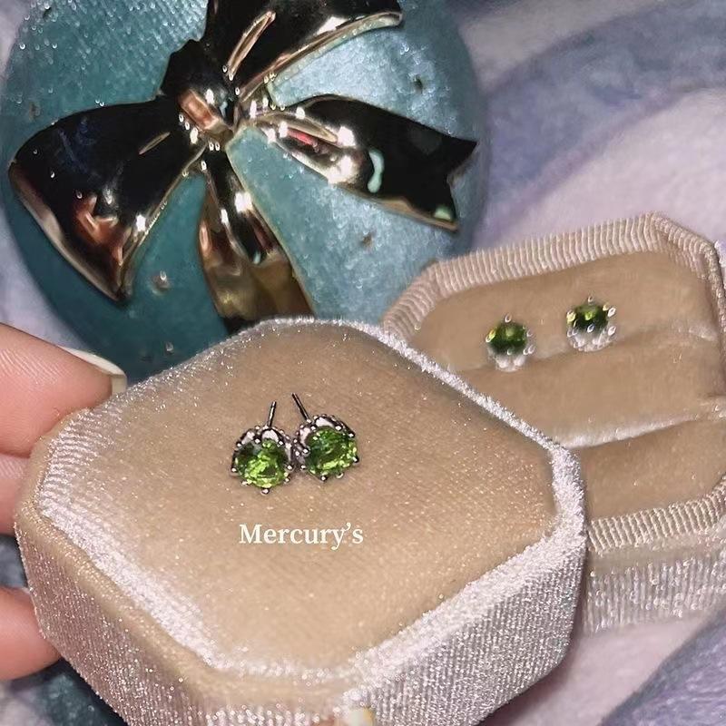 A touch of coolness~ Green zircon stud earrings Giant flash ear socket nails mm Color oversized ear bone nails
A touch of coolness~ Green zircon stud earrings Giant flash ear socket nails mm Color oversized ear bone nails