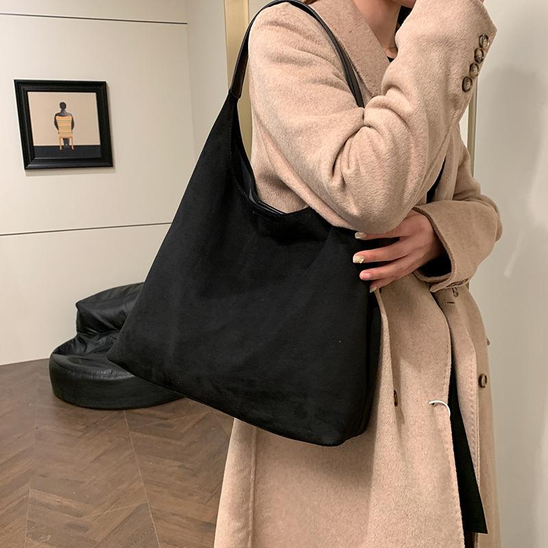 Ретро матовая большая сумка женская 2025 новая осенне-зимняя вместительная сумка на плечо, премиальная текстура, сумка-тоут для通勤, тренд чёрный
Ретро матовая большая сумка женская 2025 новая осенне-зимняя вместительная сумка на плечо, премиальная текстура, сумка-тоут для通勤, тренд чёрный