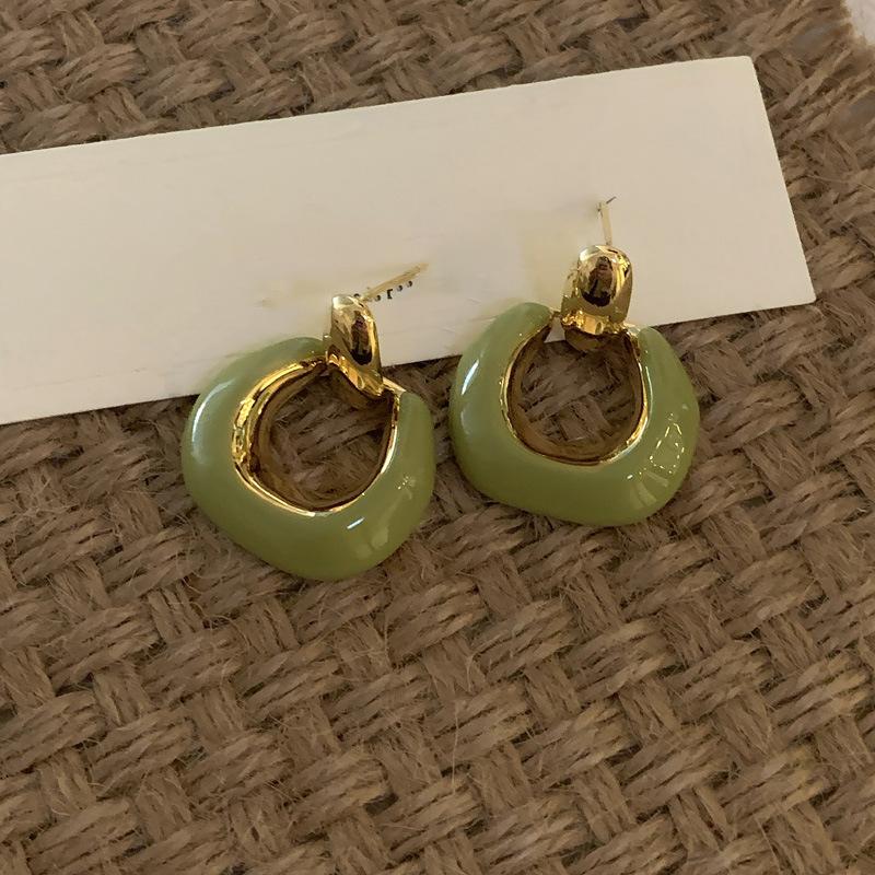 Квадратные серьги-пусеты U-образной формы с капающим маслом для женщин, французские ретро простые серьги с темпераментом, модные универсальные серьги для женщин
Квадратные серьги-пусеты U-образной формы с капающим маслом для женщин, французские ретро простые серьги с темпераментом, модные универсальные серьги для женщин