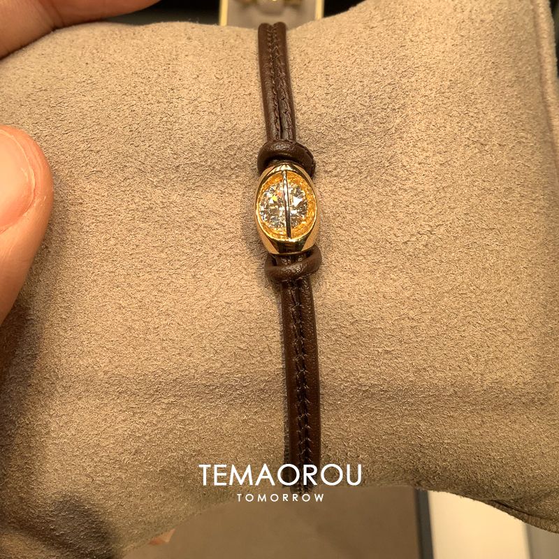 Хороший продукт! Коричневый кожаный шнурок Металл Стразы Ремешок для переноски Женский Новинка Легкая роскошь Меньшинство Изысканный браслет Ручные украшения Brown leather rope ~
Хороший продукт! Коричневый кожаный шнурок Металл Стразы Ремешок для переноски Женский Новинка Легкая роскошь Меньшинство Изысканный браслет Ручные украшения Brown leather rope ~