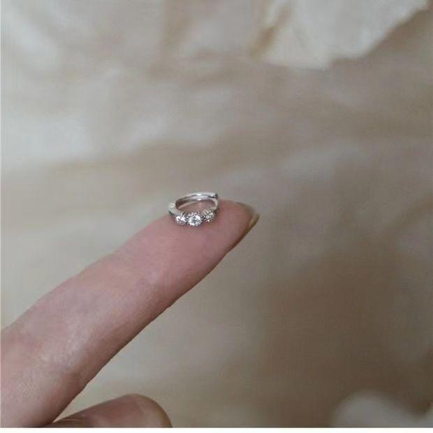 You don t need to pick micro-inlaid three zircon small earrings to sleep, simple temperament, ear buckles, exquisite Japanese stud earrings, women
You don t need to pick micro-inlaid three zircon small earrings to sleep, simple temperament, ear buckles, exquisite Japanese stud earrings, women