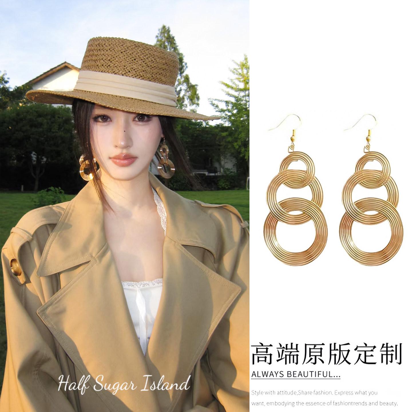 Retro Hong Kong style gold circle earrings, new popular versatile high-end exaggerated earrings show a small face
Retro Hong Kong style gold circle earrings, new popular versatile high-end exaggerated earrings show a small face