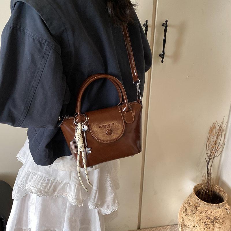 Fashion and popular niche handbag women s new retro versatile messenger bag simple shoulder small square bag
Fashion and popular niche handbag women s new retro versatile messenger bag simple shoulder small square bag