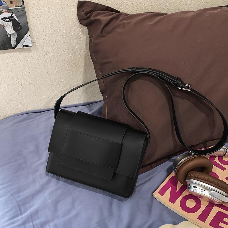 Bag female messenger small square bag niche high sense neutral style casual trend tofu small bag mobile phone bag male чорний
Bag female messenger small square bag niche high sense neutral style casual trend tofu small bag mobile phone bag male чорний