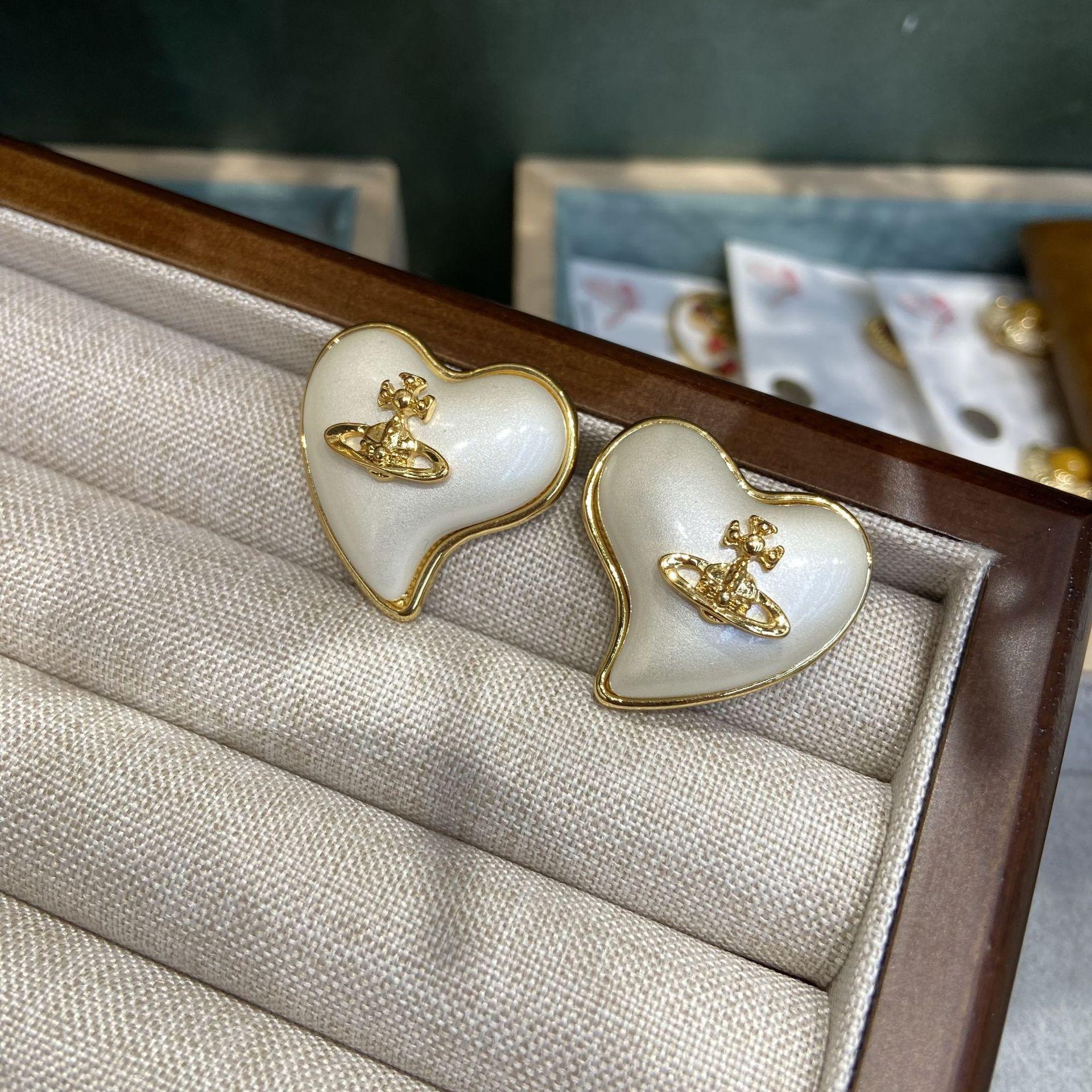 Queen Mother Earth Planet Earrings White Big Peach Heart Earrings Copper Gold Plated Light Luxury Premium Earrings
Queen Mother Earth Planet Earrings White Big Peach Heart Earrings Copper Gold Plated Light Luxury Premium Earrings