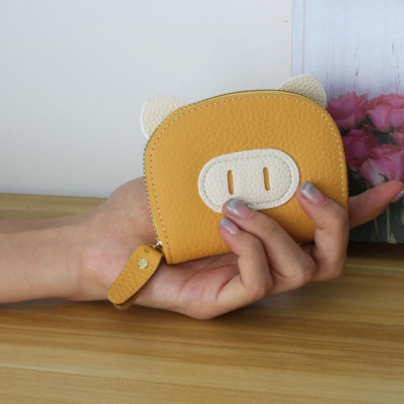 Женский кошелек, в руке. абрикосовый
Женский кошелек, в руке. абрикосовый