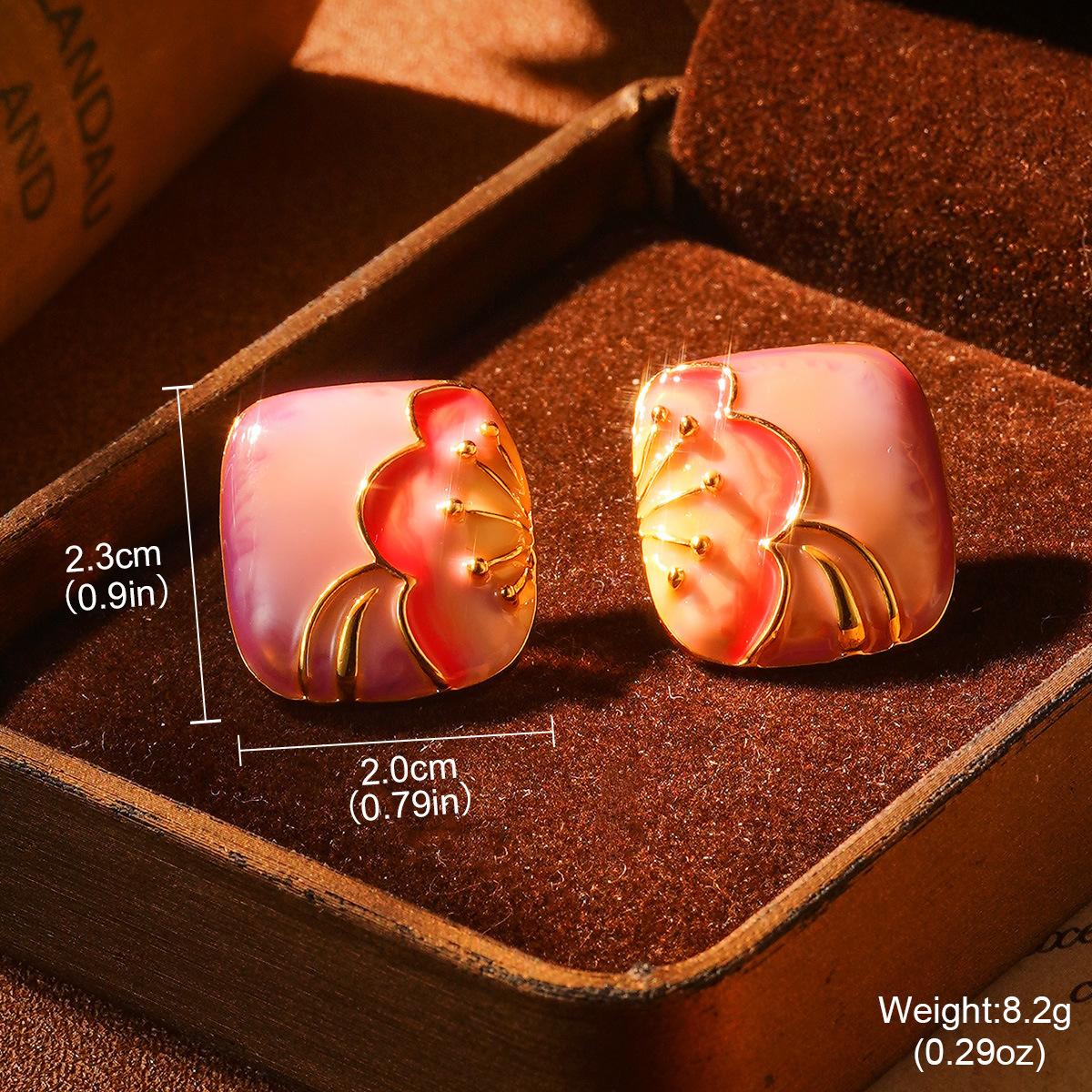 French court style niche earrings women s enamel oil painting series new medieval fringed love natural pearl stud earrings
French court style niche earrings women s enamel oil painting series new medieval fringed love natural pearl stud earrings
