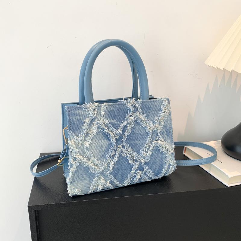 Large-capacity tote bag women s 2025 new denim bag, foreign-style tassel single shoulder crossbody handbag рожевий
Large-capacity tote bag women s 2025 new denim bag, foreign-style tassel single shoulder crossbody handbag рожевий