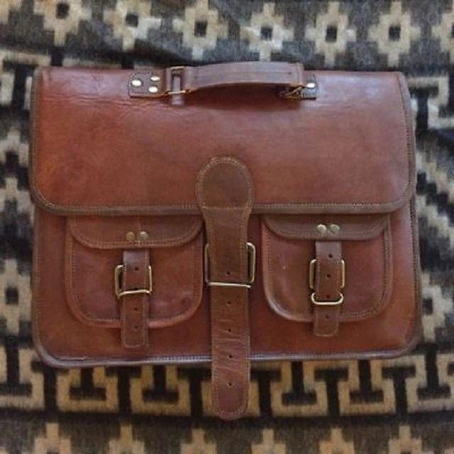 Cuero Men s Vintage Brown Leather Messenger Shoulder Laptop Briefcase Bag 13 x 10 x 4 in коричневий
Cuero Men s Vintage Brown Leather Messenger Shoulder Laptop Briefcase Bag 13 x 10 x 4 in коричневий
