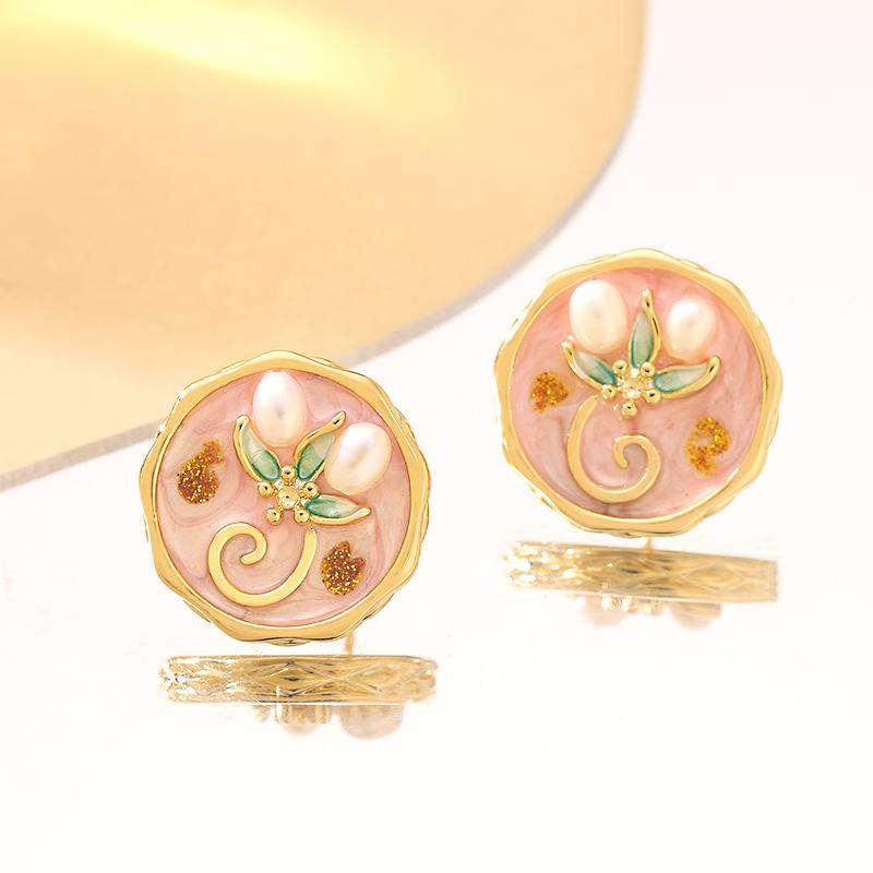 French gentle temperament small fragrant enamel drop glaze inlaid pearl flower stud earrings light luxury elegant high-end earrings women розовый
French gentle temperament small fragrant enamel drop glaze inlaid pearl flower stud earrings light luxury elegant high-end earrings women розовый