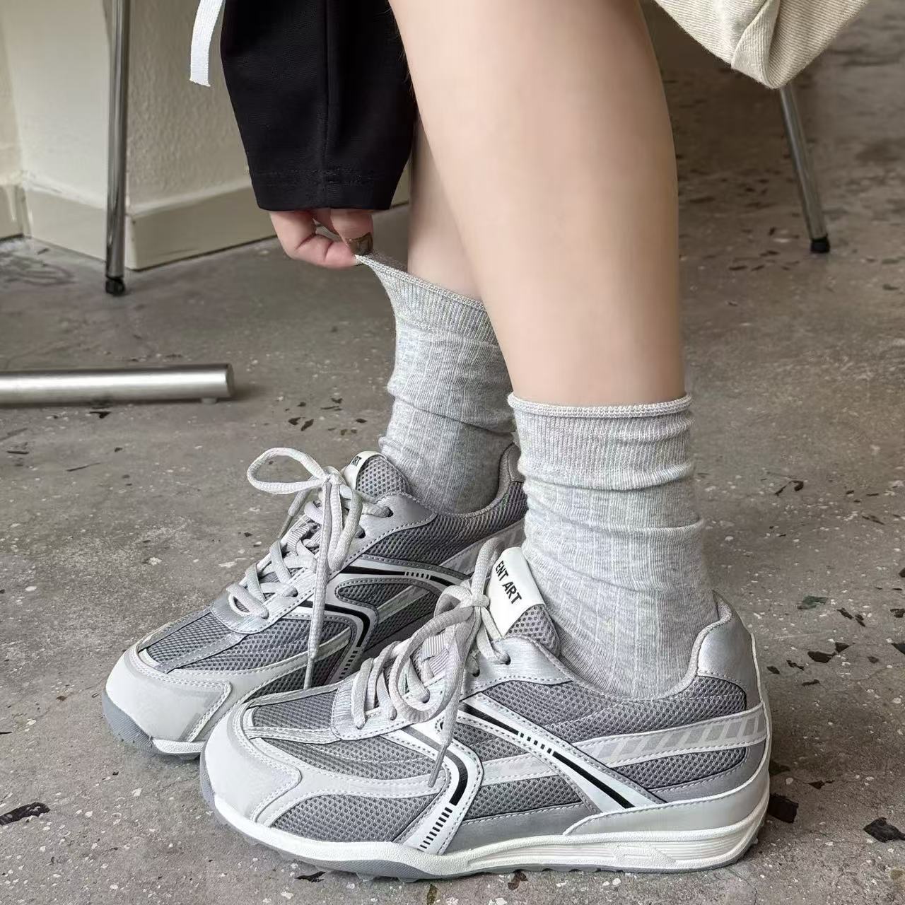 2025 autumn new invisible inner height increase 5CM thick-soled lace-up women s board shoes versatile casual sports shoes German training shoes 40 сірий колір
2025 autumn new invisible inner height increase 5CM thick-soled lace-up women s board shoes versatile casual sports shoes German training shoes 40 сірий колір