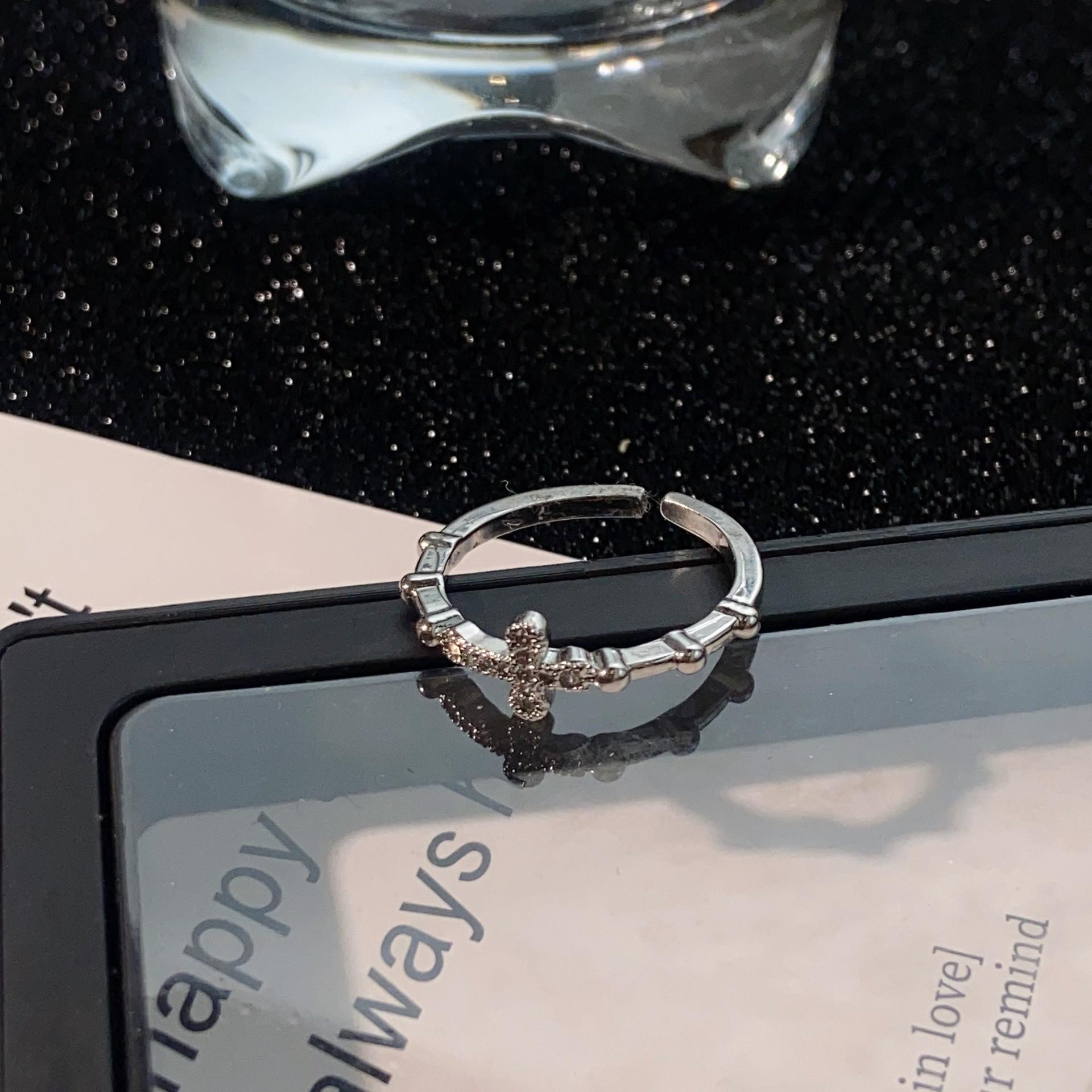 «Відкрита каблучка зі срібним хрестом – жіночий розкішний нішевий дизайн, індивідуальність високого класу, ювелірні вироби для пар»
«Відкрита каблучка зі срібним хрестом – жіночий розкішний нішевий дизайн, індивідуальність високого класу, ювелірні вироби для пар»