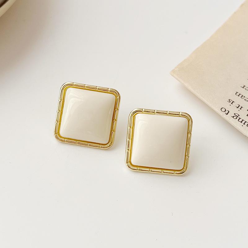 Trendy White Geometric Acrylic Metal Earrings For Women OL Holiday Fashion Jewelry Ear Stud Accessories E215
Trendy White Geometric Acrylic Metal Earrings For Women OL Holiday Fashion Jewelry Ear Stud Accessories E215