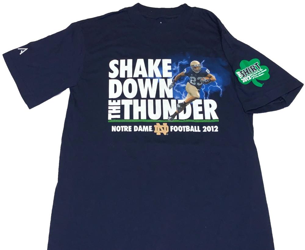 Rare Vintage 2012 Notre Dame Football Shake Down The Thunder T-Shirt New! SMALL Unisex T-Shirt XL
Rare Vintage 2012 Notre Dame Football Shake Down The Thunder T-Shirt New! SMALL Unisex T-Shirt XL