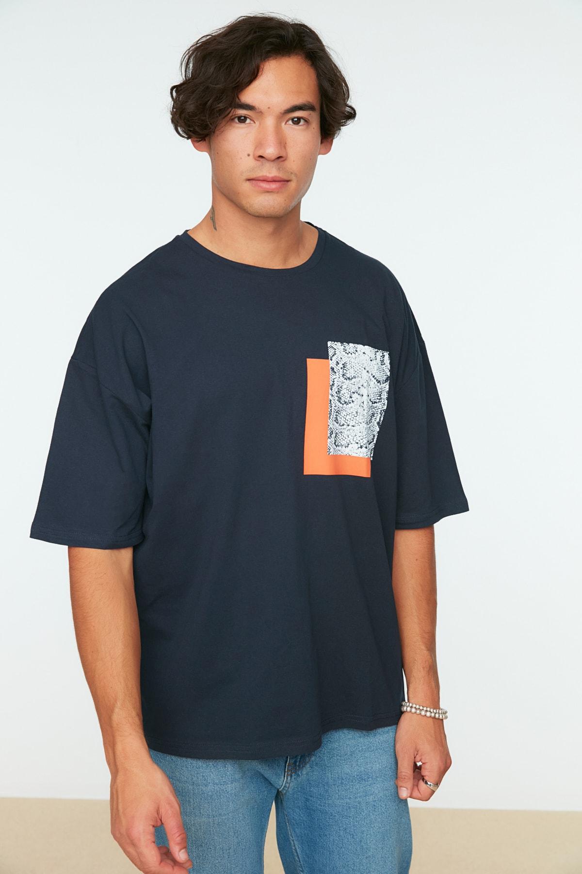 Белая мужская футболка оверсайз с коротким рукавом и принтом TMNSS21TS0149
Белая мужская футболка оверсайз с коротким рукавом и принтом TMNSS21TS0149