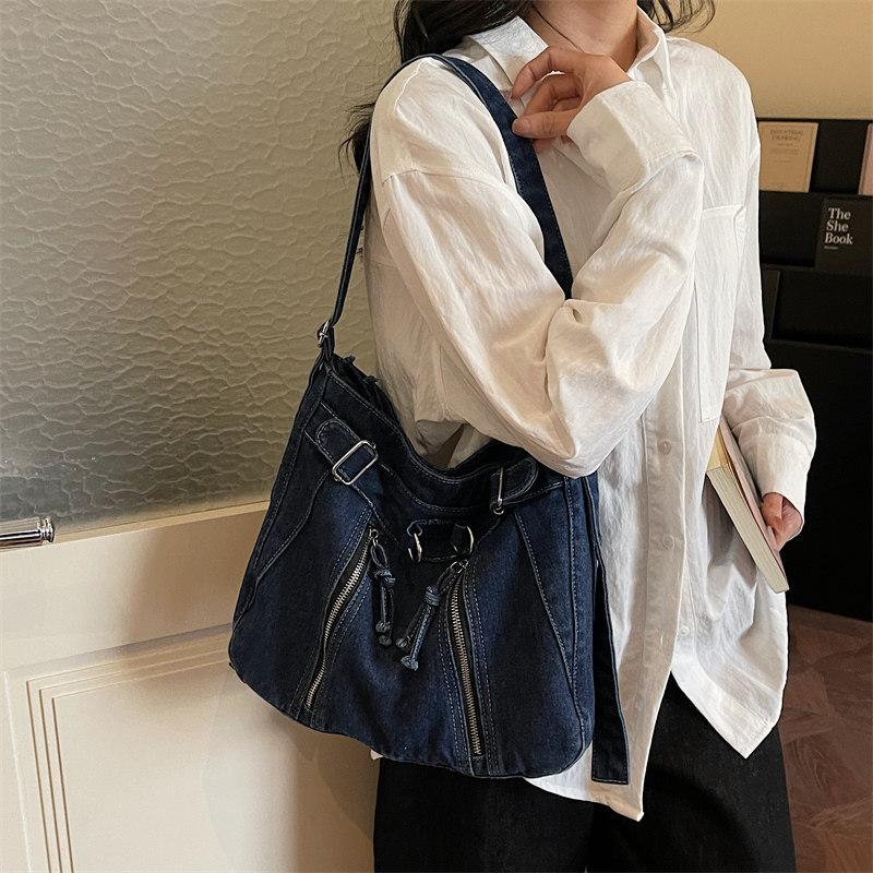 Vintage Denim Tote Bag for Women2026New Fashiable Large-Capacity Crossbody Bag Versatile Casual Shoulder Commuting Bag темно-синього кольору
Vintage Denim Tote Bag for Women2026New Fashiable Large-Capacity Crossbody Bag Versatile Casual Shoulder Commuting Bag темно-синього кольору