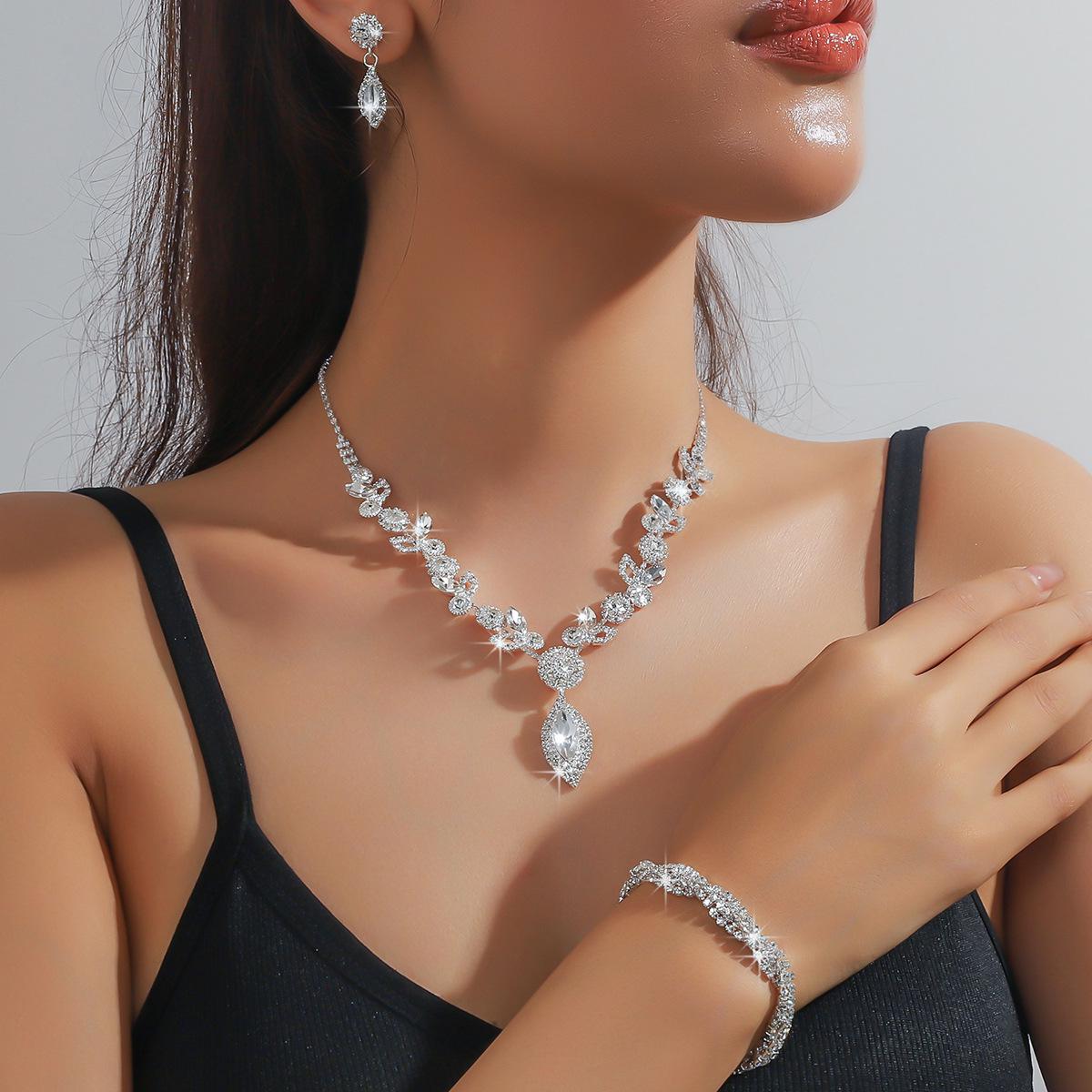 Elegant Crystal Rhinestone Jewelry Set: Claw Chain Earrings and Necklace with Retro Leaves and Flowers
Elegant Crystal Rhinestone Jewelry Set: Claw Chain Earrings and Necklace with Retro Leaves and Flowers