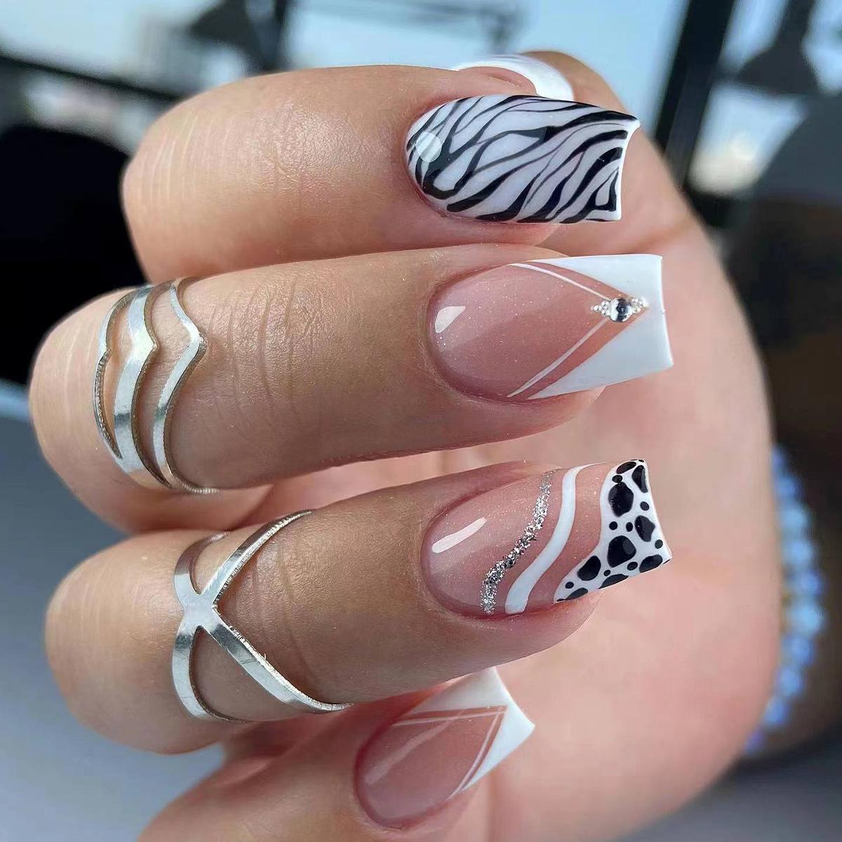 European Zebra Print Press-On Nails: 24-Pack with Black & White Design, Shiny Silver Glitter, and Diamond Accents
European Zebra Print Press-On Nails: 24-Pack with Black & White Design, Shiny Silver Glitter, and Diamond Accents