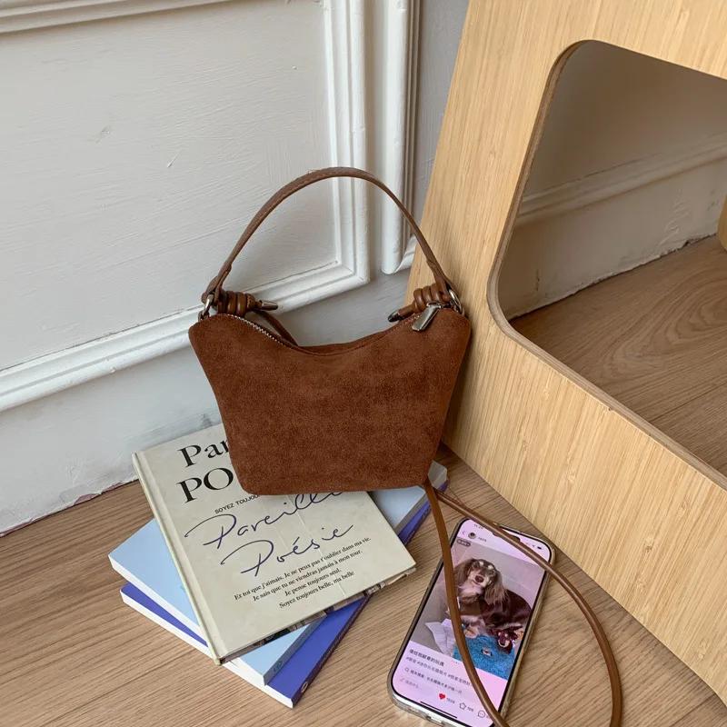 European American Retro Bucket Bags Fashionable Small Tote Bags Premium Solid Color Simple Bags New Niche Frosted Underarm Bags 20x5x11cm коричневий
European American Retro Bucket Bags Fashionable Small Tote Bags Premium Solid Color Simple Bags New Niche Frosted Underarm Bags 20x5x11cm коричневий