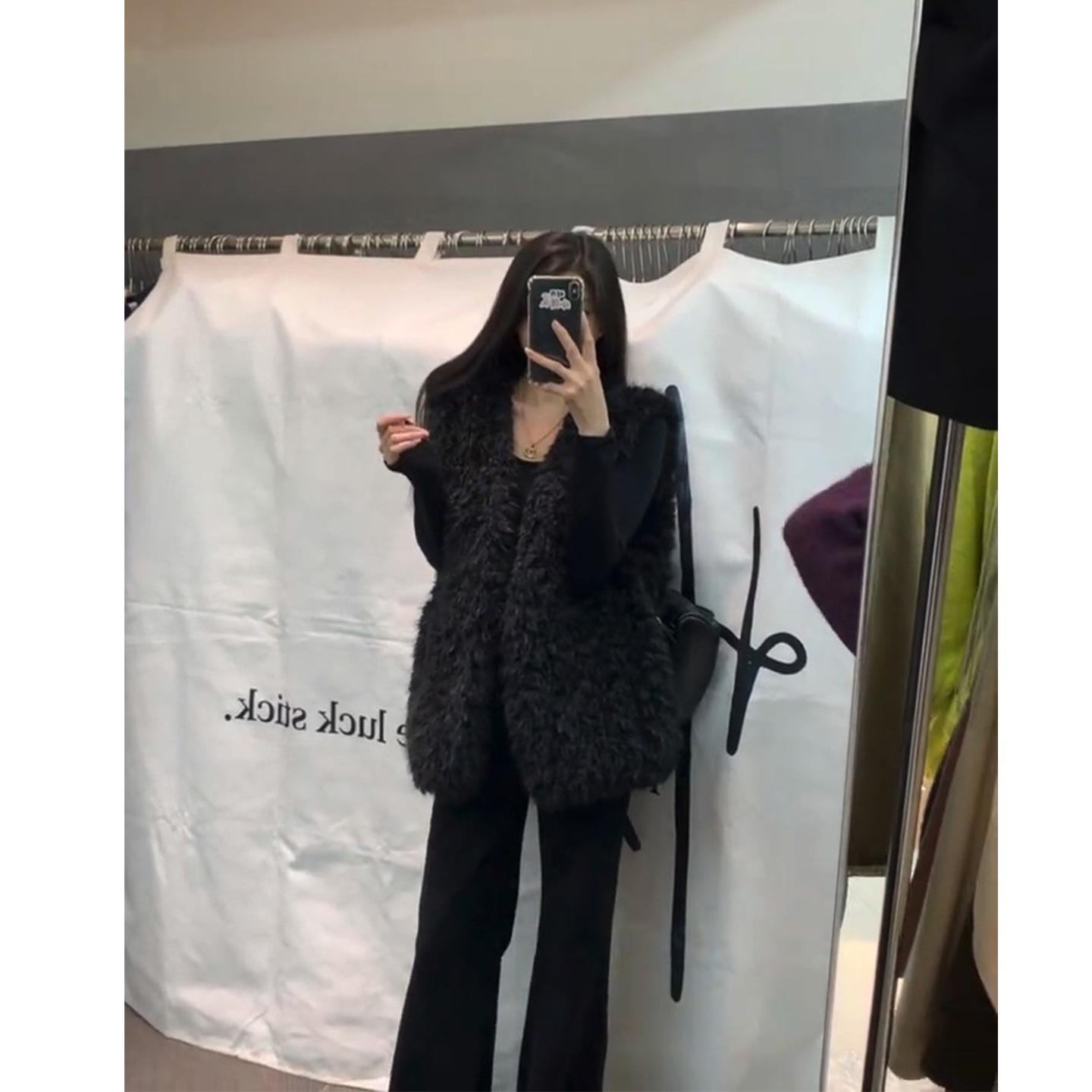 Chic Winter Ensemble: Lamb Wool Vest, Slim-Fit Top, Wide-Leg Pants - 3-Piece Set 3XL (140-160 lbs)
Chic Winter Ensemble: Lamb Wool Vest, Slim-Fit Top, Wide-Leg Pants - 3-Piece Set 3XL (140-160 lbs)