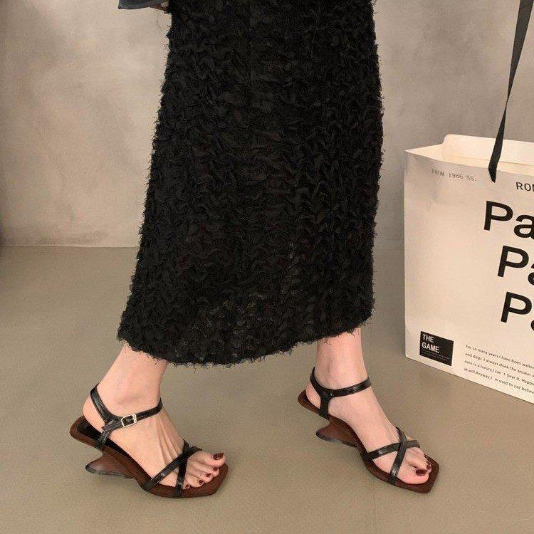 Wedge heel sandals women wear new retro one-word buckle high heels, not tired feet 35 чёрный
Wedge heel sandals women wear new retro one-word buckle high heels, not tired feet 35 чёрный