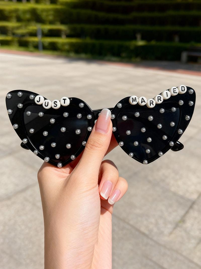 Heart Shaped Just Married Sunglasses Pearl Stud Trim Novelty Eyewear For Bridal Shower And Photo Booth Props KJ153
Heart Shaped Just Married Sunglasses Pearl Stud Trim Novelty Eyewear For Bridal Shower And Photo Booth Props KJ153