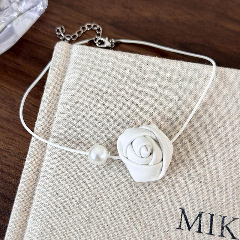 Французский темперамент кожаный чокер с розой дизайн ожерелье для пожилых женщин новое белый
Французский темперамент кожаный чокер с розой дизайн ожерелье для пожилых женщин новое белый