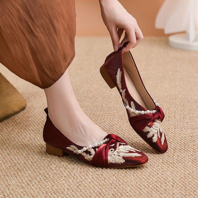 Guofeng new Chinese square head thick heel non-slip soft sole mother single shoes large size soft sole embroidery spring with cheongsam women s shoes 40 бордовий
Guofeng new Chinese square head thick heel non-slip soft sole mother single shoes large size soft sole embroidery spring with cheongsam women s shoes 40 бордовий