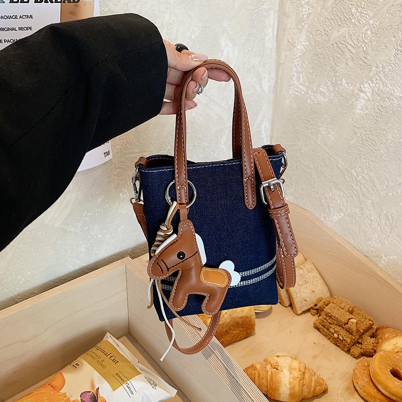 2026 Fashionable Korean Style Bucket Bag Vertical Square Ladies Shoulder Bag Casual Crossbody Bag with Horse Charm
2026 Fashionable Korean Style Bucket Bag Vertical Square Ladies Shoulder Bag Casual Crossbody Bag with Horse Charm