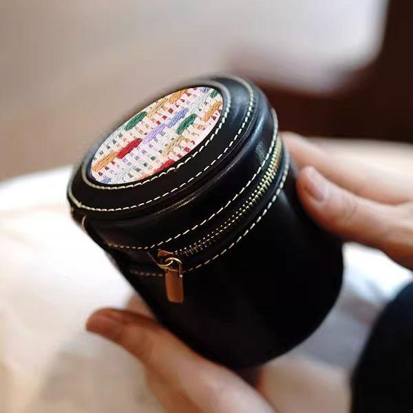 Retro Leather Pouch Jewelry Cylindrical Storage Makeup Bags Travel Essentials Portable Multifunctional Storage Women s Bag Gifts S 9x7cm чорний
Retro Leather Pouch Jewelry Cylindrical Storage Makeup Bags Travel Essentials Portable Multifunctional Storage Women s Bag Gifts S 9x7cm чорний