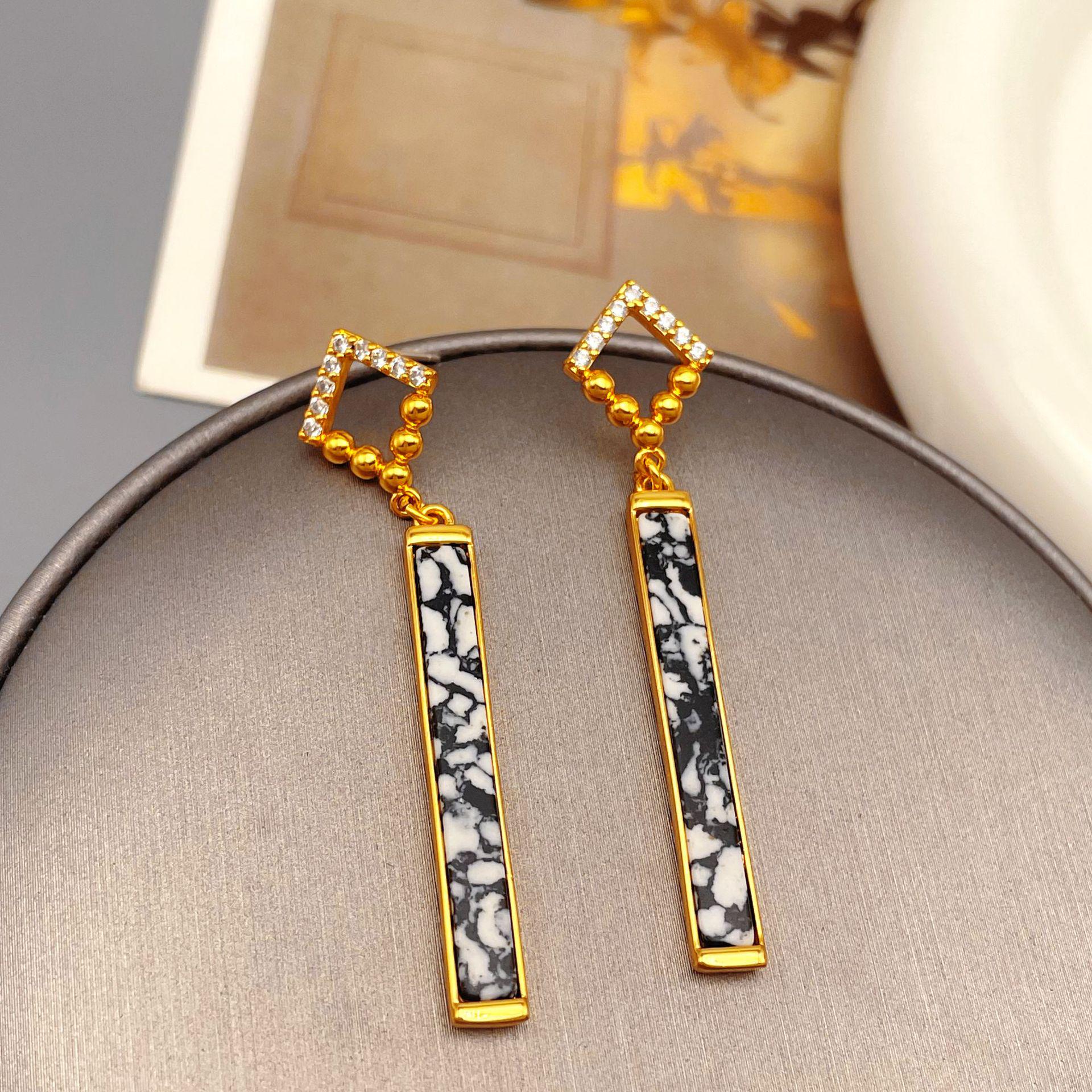 European & American Style Light Luxury Minimalist Tassel Natural Stone Dangle Earrings
European & American Style Light Luxury Minimalist Tassel Natural Stone Dangle Earrings
