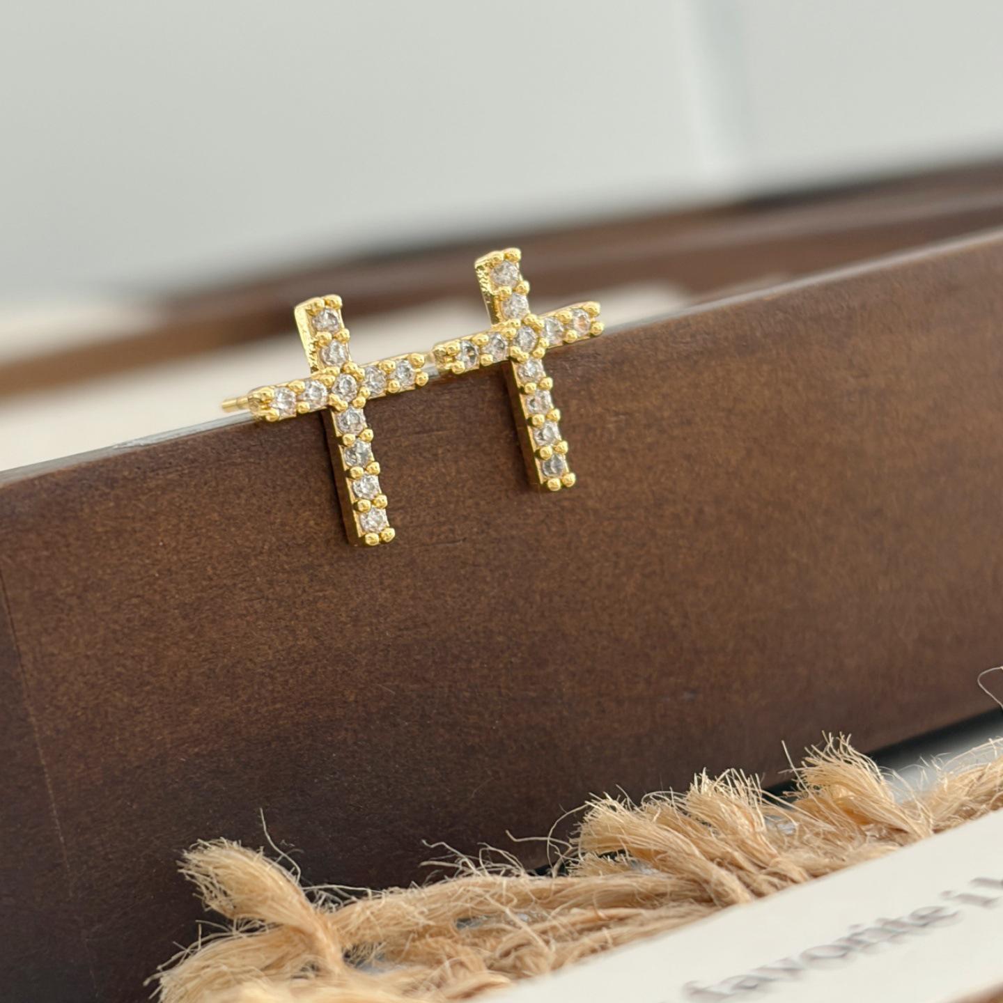 Fashion Micro-Pavé Diamond Cross Stud Earrings - S925 Silver Needle, Unisex, High-End Style
Fashion Micro-Pavé Diamond Cross Stud Earrings - S925 Silver Needle, Unisex, High-End Style
