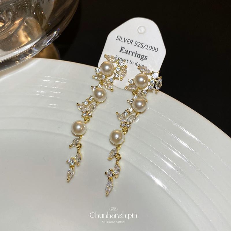 Temperament tassel pearl stud earrings women s trendy long earrings light luxury high-end versatile earclips women s hole-free earrings
Temperament tassel pearl stud earrings women s trendy long earrings light luxury high-end versatile earclips women s hole-free earrings