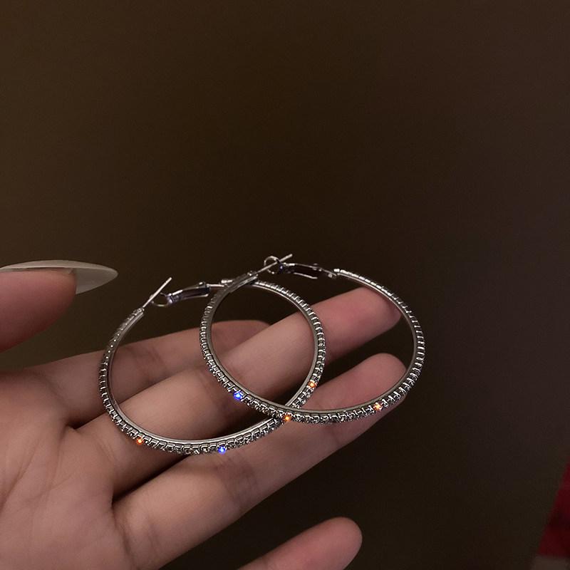 Silver Needle Rhinestone Geometric Round Earrings – Luxurious, Fashionable Ear Cuffs for Women
Silver Needle Rhinestone Geometric Round Earrings – Luxurious, Fashionable Ear Cuffs for Women