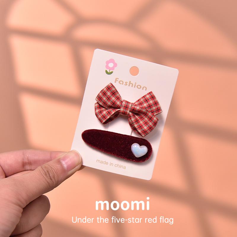Red Series Hair Clips for Girls: Fabric Bows, Plaid Hairpins, Flower Hair Accessories, and BB Clips for Bangs and Sides.
Red Series Hair Clips for Girls: Fabric Bows, Plaid Hairpins, Flower Hair Accessories, and BB Clips for Bangs and Sides.
