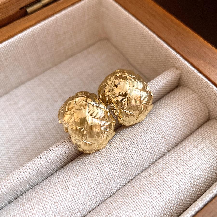 European and American retro silver needle pattern C-shaped stud earrings simple fashion earrings light luxury high-end earrings design sense niche
European and American retro silver needle pattern C-shaped stud earrings simple fashion earrings light luxury high-end earrings design sense niche